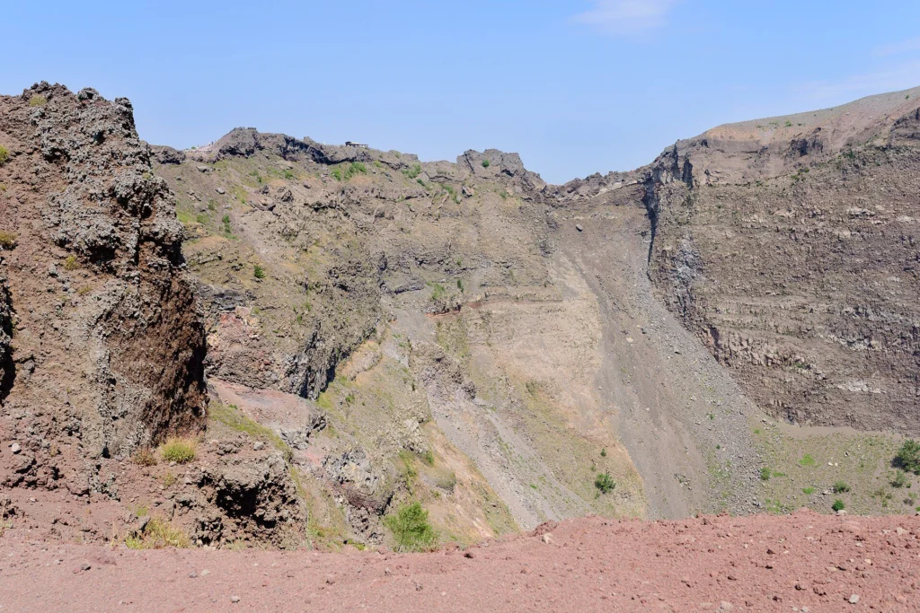 Il sentiero sul bordo del cratere, tra terra rossa e roccia lavica