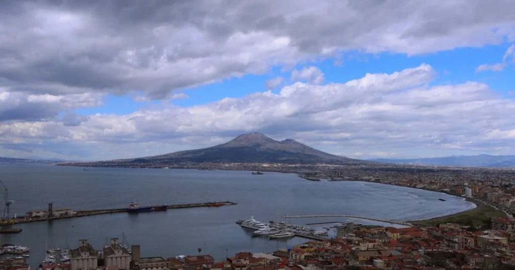 Il Golfo di Napoli con il Vesuvio sullo sfondo