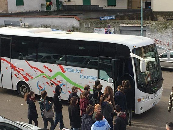 La navetta Vesuvio Express con i passeggeri in partenza